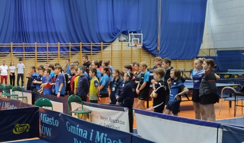 Awans do Mistrzostw Polski! Sportowcy z Obornik triumfują na Mistrzostwach Wielkopolski Młodziczek i Młodzików w tenisie stołowym