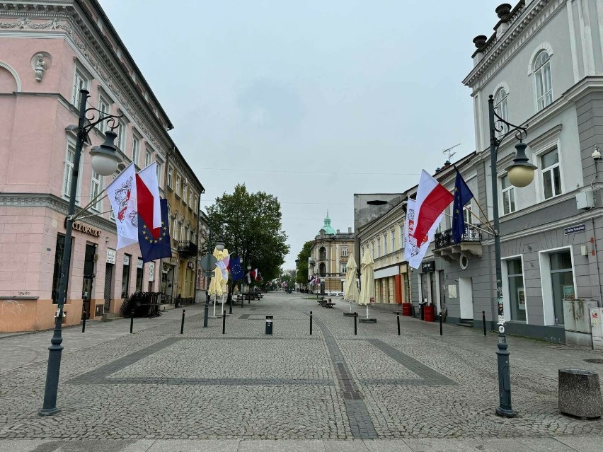 Pracownicy Zakładu Usług Komunalnych zawiesili już flagi na...
