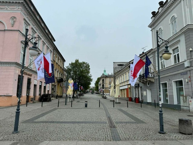 Pracownicy Zakładu Usług Komunalnych zawiesili już flagi na ulicach w centrum Radomia.