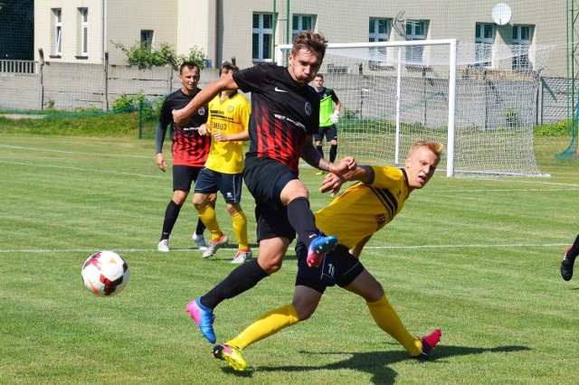 Jesienią trzebińscy piłkarze (żółte koszulki) przegrali na własnym boisku z Wólczanką 1:3.