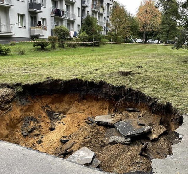 Kolejne zapadlisko na osiedlu Gaj w Trzebini (13.09.2022)