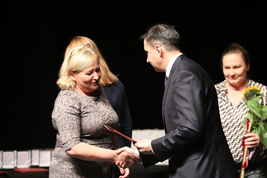 Święto Edukacji Narodowej 2021 w Głogowie. Dyrektorzy miejskich szkół, nauczyciele i pracownicy oświaty odebrali nagrody. LISTA nagrodzonych