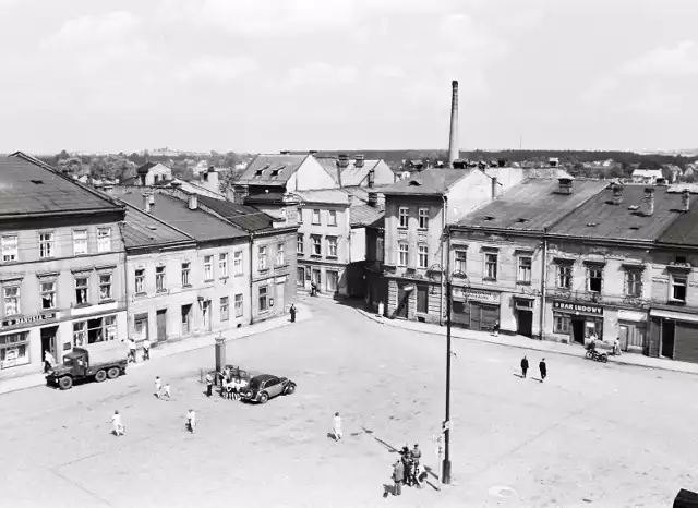 Rok 1957. Widok na skoczowski rynek z wieży ratuszowej