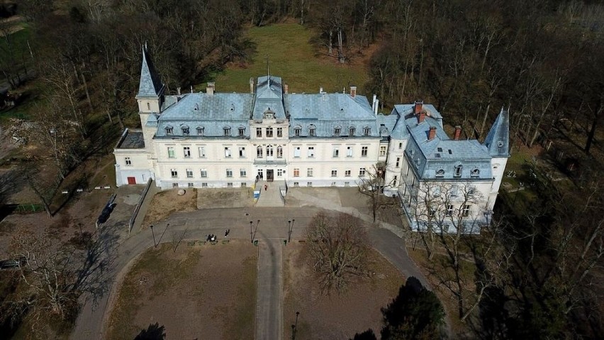 Pałac w Trzebiechowie zbudowano na planie litery „L” z...