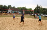 Turniej siatkówki plażowej w powiecie radziejowskim. Rywalizowali policjanci, strażacy i ratownicy WOPR. Zdjęcia