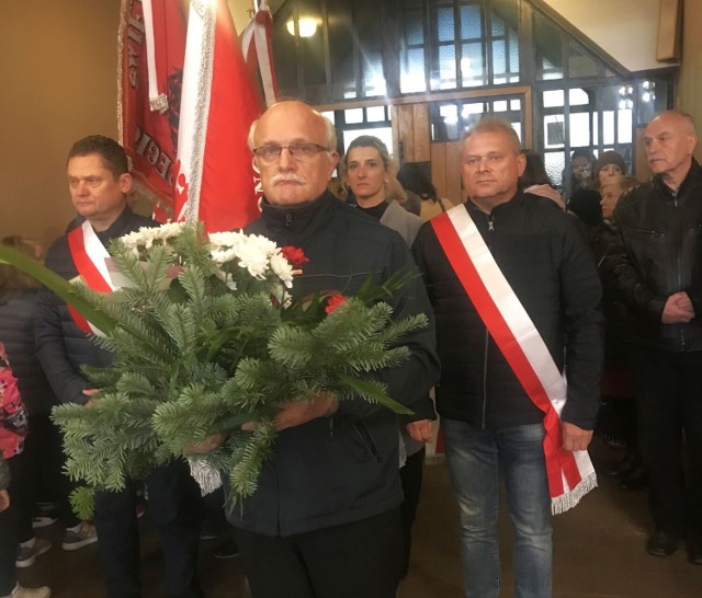 Kwiaty składa Jan Seweryn, przewodniczący Międzyzakładowej Organizacji Związkowej Niezależnego, Samorządnego Związku Zawodowego „Solidarność”. Więcej na kolejnych zdjęciach