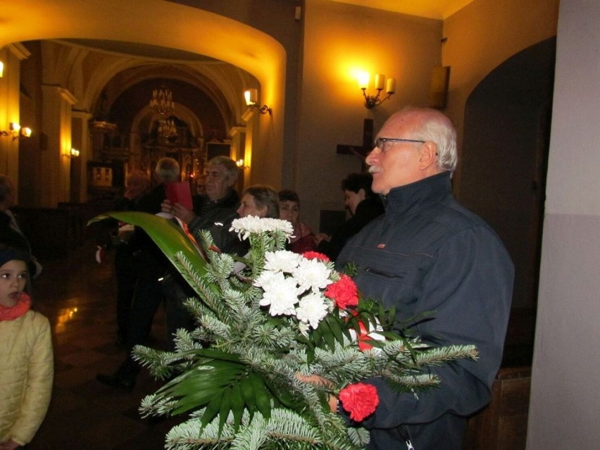 Kwiaty składa Jan Seweryn, przewodniczący Międzyzakładowej...