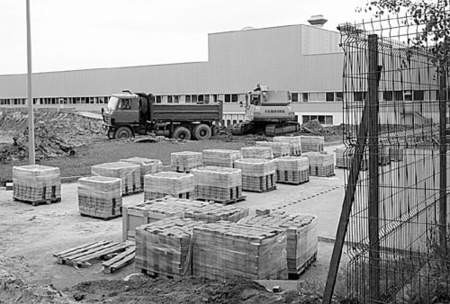 Ruszyły już prace przy budowie drugiej hali produkcyjnej Haeringa, liczącej 12 tys. m kwadratowych powierzchni. W 2006 roku powstanie w niej najnowocześniejsze centrum obróbki skrawaniem na świecie. Fot. Dariusz Śmigielski