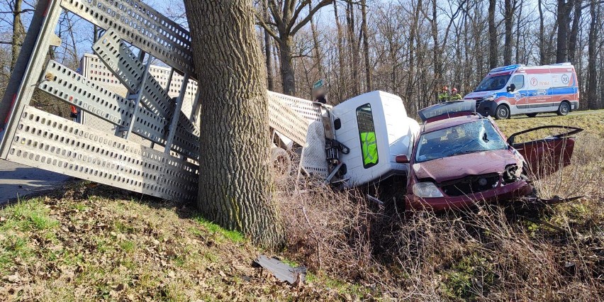 Zderzenie osobówki z lawetą samochodową. Kobieta trafiła do szpitala [ZDJĘCIA]                   