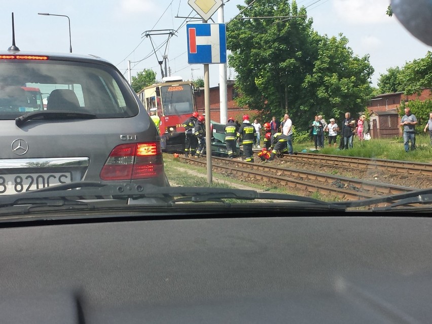 Wypadek w Bydgoszczy. Samochód zderzył się z tramwajem