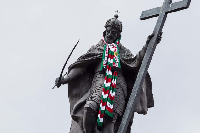 Legia Warszawa. Szaliki kibiców zawisły na kolumnie Zygmunta [ZDJĘCIA]