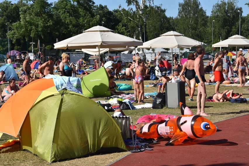 Basen Ruda w Rybniku szykuje się na otwarcie. Jest nowa data otwarcia ale takich tłumów jak na zdjęciach nie będzie