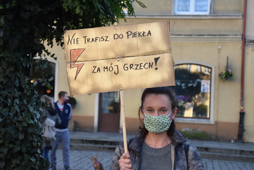 Protesty po zakazie aborcji także w Oleśnicy. Tłumy mieszkańców na symbolicznym spacerze [ZDJĘCIA]