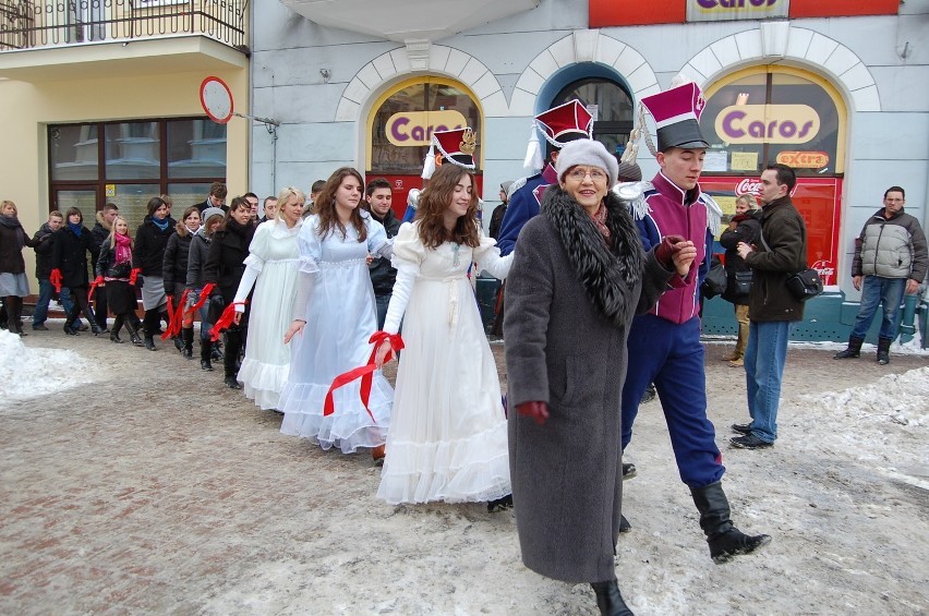 Maturzyści po raz drugi zatańczyli poloneza na kartuskim Rynku (zdjęcia)