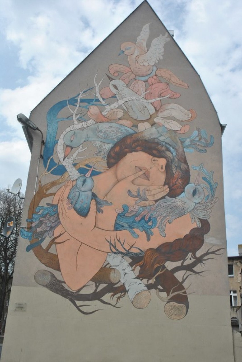Mural "Dąbrowa" przy ul. Wałowej w Lesznie także nawiązuje...