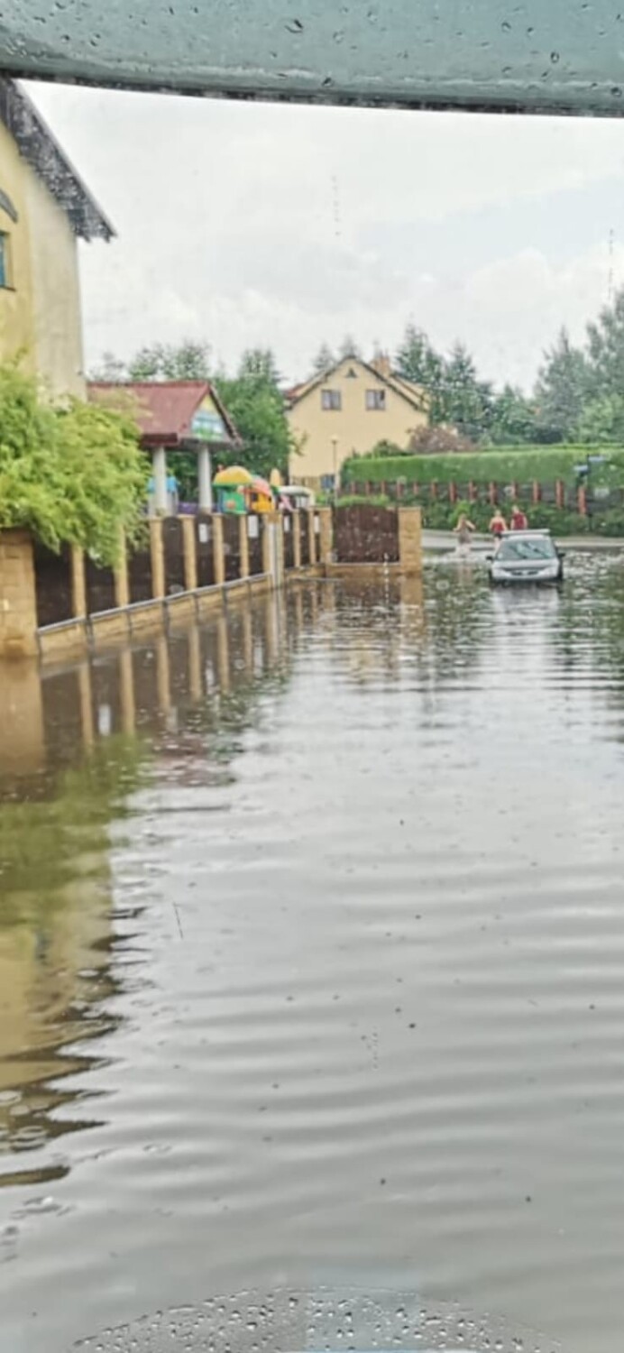 Ulewa przeszła nad Pruszczem, Rotmanką, Juszkowem. Zalana obwodnica, podtopienia domów, garaży |ZDJĘCIA