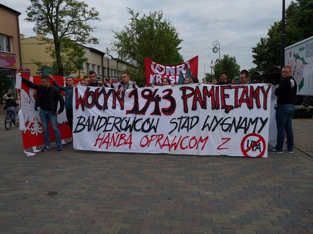 Grupa złożona głównie z młodzieży, przemaszerowała ulicami Chełma, aż pod tzw. „Pomnik Wołyński”, gdzie złożono wieńce.