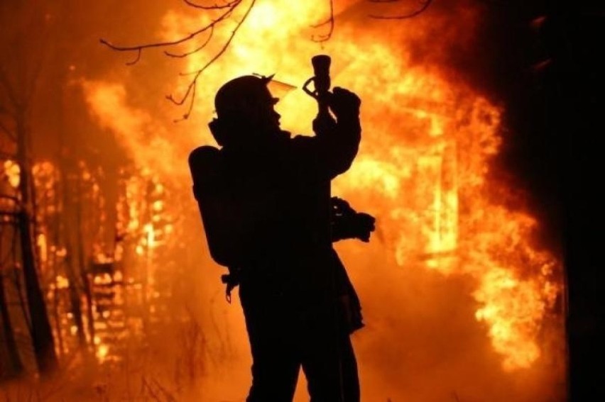 Pożar we wsi Najdziszów. 14 zastępów walczy z ogniem