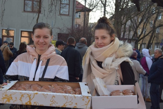 W tłusty czwartek, 28 lutego, od porannych godzin nowosolanie uganiali się za pączkami. Od wielu lat największą „renomą” cieszą się pączki z cukierni na rogu ulic Szkolnej i Parafialnej, gdzie kolejka przekraczała ponad 50 osób i trzeba było odstać ponad godzinę, a nawet dwie! 

Mało kto wychodził z kilkoma pączkami, przeważały dziesiątki sztuk. Dla kolegów z firmy pan Marek kupił 60 sztuk. Pani Violetta z urzędu – 40, pani Małgorzata - 60 dla Środowiskowego Domu Samopomocy. Pan Krzysztof oraz Panie Ania i Paulina też cieszyły się z dokonanego już zakupu słodkości po 2,20 zł za sztukę. 

W innych prywatnych cukierniach cena wahała się od 1,60 do 1,90. Np. pani Joanna z Plast -Metu zapłaciła po 76 zł za 40 sztuk w cukierni (Fijoła), koło znanej pizzerii. Najtańsze jednak były pączki w marketach. W Biedronce za 12 sztuk pani Małgorzata zapłaciła 4,99 zł, podobnie pani Luiza. A pan Krzysiek w Lidlu zaplacił za sztukę 36 groszy! 

Zobacz wideo: Andrzej Polan i jego przepis na idealne pączki

wideo: Dzień Dobry TVN


