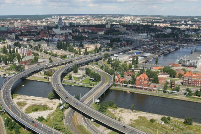 Na którym miejscu wśród 10 najbardziej zakorkowanych małych europejskich metropolii jest Szczecin? Ile czasu tracimy stojąc w korkach. Które polskie miasto otwiera ranking? Sprawdź na kolejnych slajdach >>>