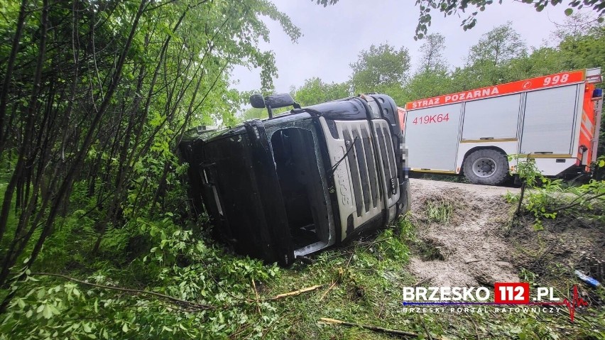 Ciężarówka przewróciła się do rowu w Borzęcinie Górnym,...