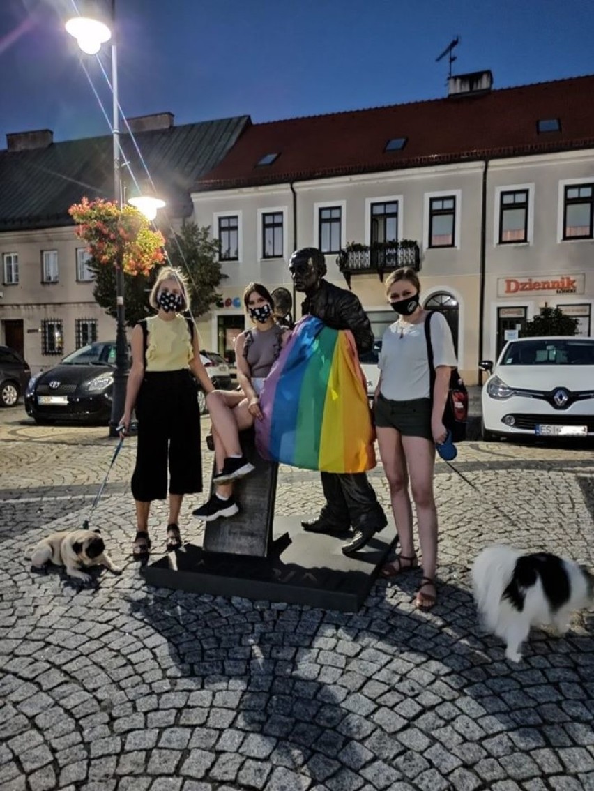 Tęczowe flagi na pomnikach w Zduńskiej Woli ZDJĘCIA