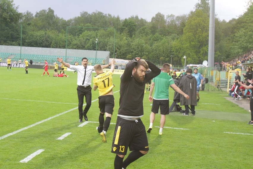 GKS Katowice spadł z I ligi! Pogrążył ich gol bramkarza w ostatnich minutach WIDEO Kibice zdzierali koszulki z piłkarzy ZDJECIA