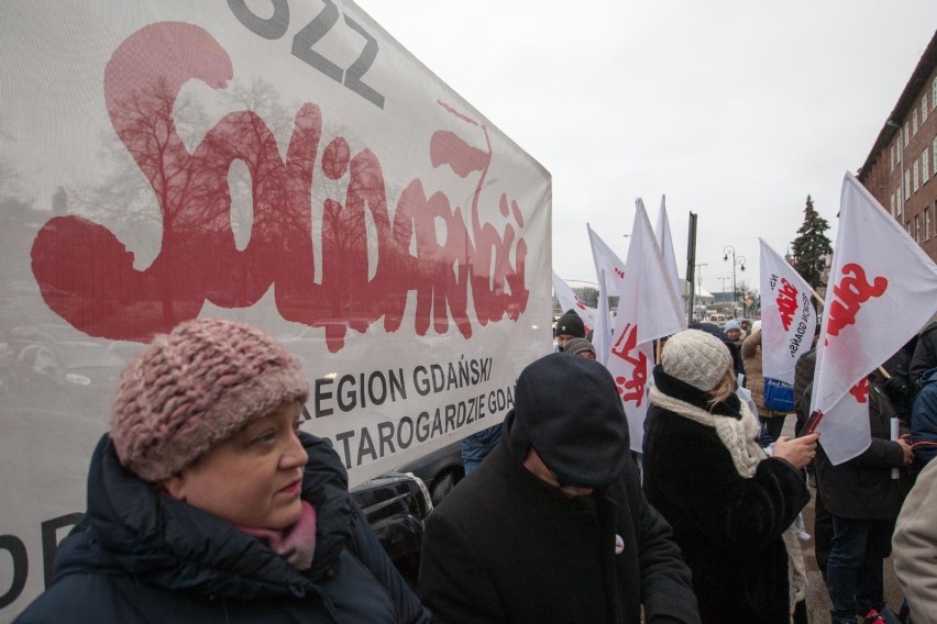 Pikieta pracowników Opery Bałtyckiej. Władze Solidarności murem za związkowcami [zdjęcia]