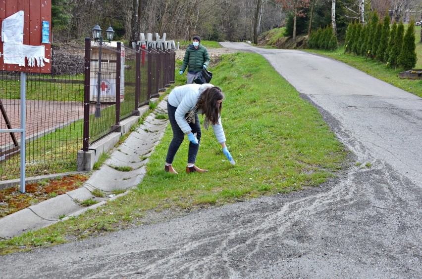 Ośrodek Kultury Gminy Gorlice na Dzień Ziemi posprzątał kawałek świata wokół siebie. Mieli niestety, co zbierać [ZDJĘCIA]