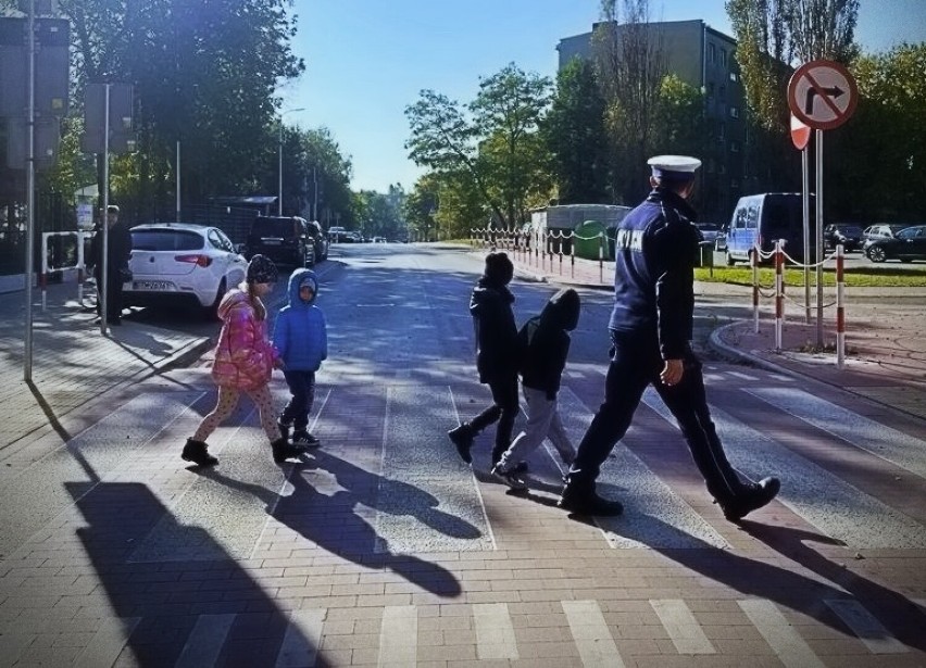 Policjanci z tomaszowskiej drogówki uświadamiają przedszkolaków i uczniów. Lekcja praktyczna. ZDJĘCIA, VIDEO