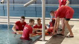 Pokaz akcji ratowniczej ratowników WOPR Radomsko na basenie Aquara. FILM, ZDJĘCIA