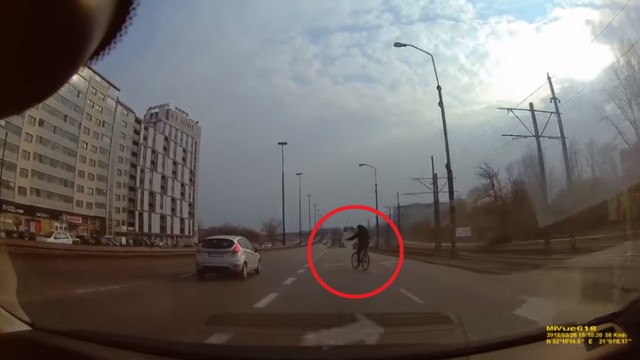 Rowerzyści w Warszawie nie umieją jeździć? "Niedoszły rowerowy samobójca" [WIDEO]