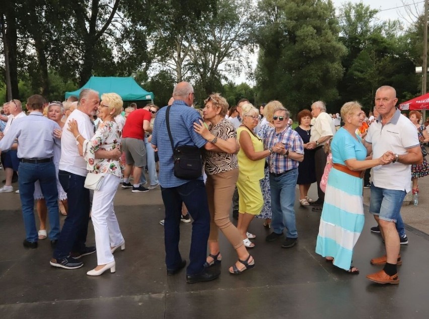 Taniec pod Gwiazdami nad zalewem Borki w Radomiu. Tłum mieszkańców miasta bawił się w rytm muzyki. Zobacz zdjęcia