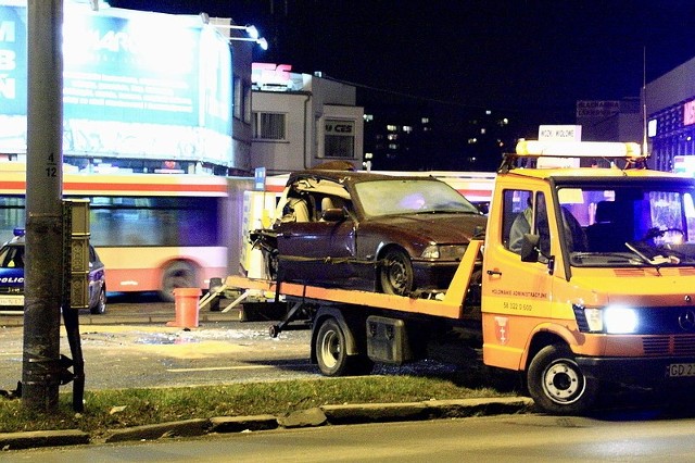 30.12.2011. Wypadek na ulicy Grunwaldzkiej niedaleko skrzyżowania z Abrahama. Auto osobowe uderzyło w słup latarni oświetlenia ulicznego, 3 osoby ranne trafiły do szpitala