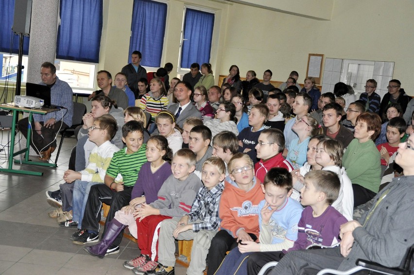 Olaf Lubaszenko czytał bajki dla dzieci z SOSZW w Międzychodzie