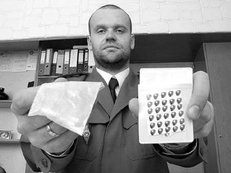 Zbigniew Klimus, komendant posterunku w Czeladzi, prezentuje zarekwirowane narkotyki.