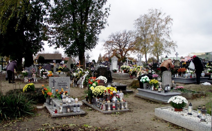 Zbąszyń. Dzień Zaduszny na cmentarzu parafialnym - Miłość silniejsza od śmierci