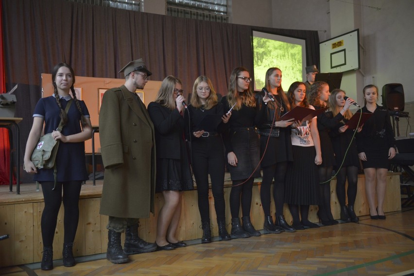 Uczniowie V LO w Słupsku wystawili spektakl o "Ince" [ZDJĘCIA, WIDEO]
