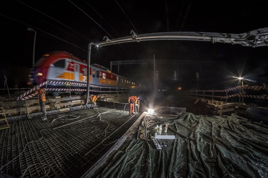 Kolejny etap prac na przejeździe kolejowym w Gałkowie. Wykonawca betonuje stropy