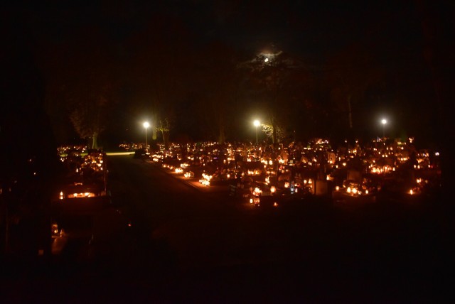 Zdjęcia wykonane po zmroku na cmentarzu komunalnym w Krośnie Odrzańskim 1 listopada.