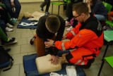 Uczą udzielania pierwszej pomocy. Szkolenia dla gimnazjalistów z Opoczyńskiego