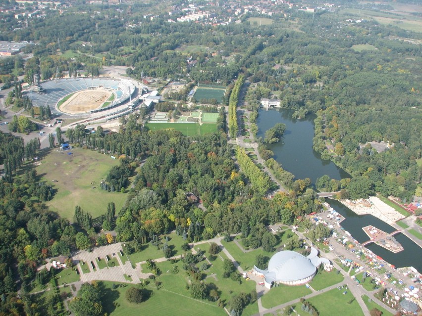 Park Śląski blisko 15 lat temu. Tak z powietrza wyglądało Wesołe Miasteczko, Stadion Śląski, WPKiW i Planetarium