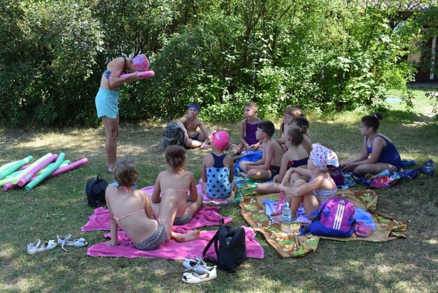 Kolejna grupa dzieci z Głuszycy (15 osób) od 1 sierpnia rozpoczęła 20-godzinną naukę pływania