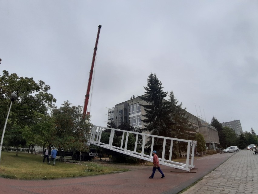 Remont urzędu miasta w Radomsku - montowany jest szyb windy