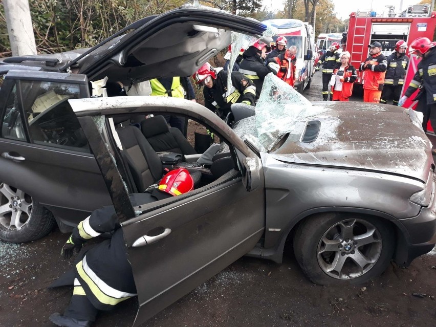 Gdynia. Kartka z kalendarza (8.10.2020). Tragiczny wypadek na alei Zwycięstwa w Orłowie. BMW uderzyło w słup. Jego kierowca nie przeżył