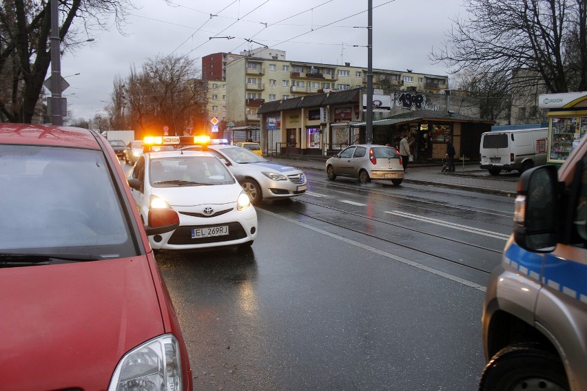 Kobieta potrącona za przejściem dla pieszych przy ul. Sierakowskiego w Łodzi