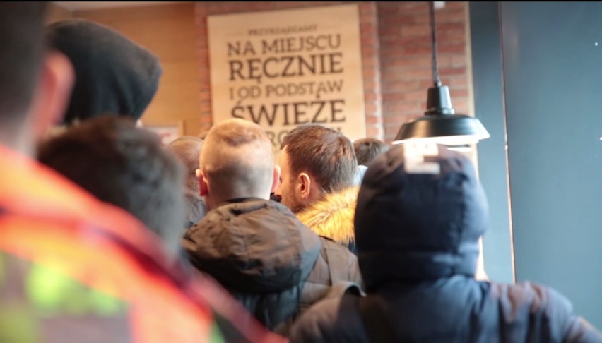 Ogromne kolejki do KFC. Restauracja rozdała darmowe kubełki [WIDEO]