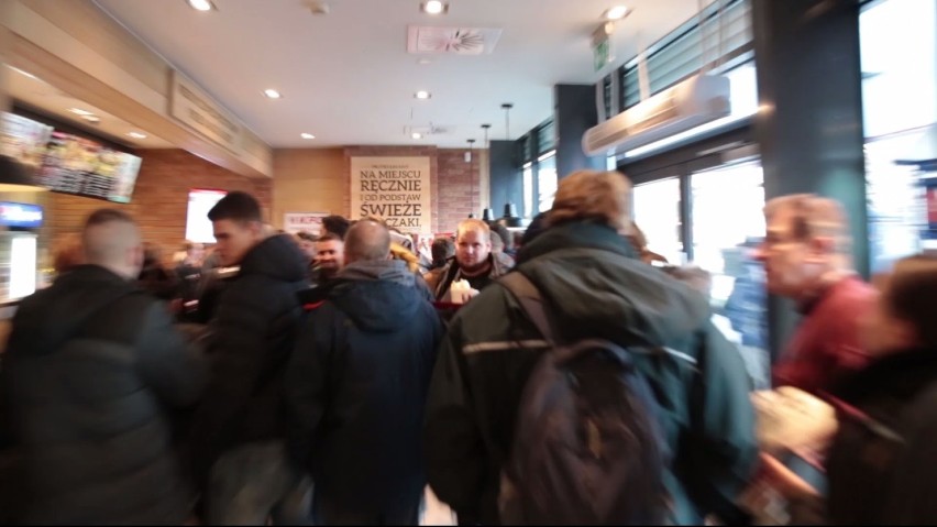 Ogromne kolejki do KFC. Restauracja rozdała darmowe kubełki [WIDEO]