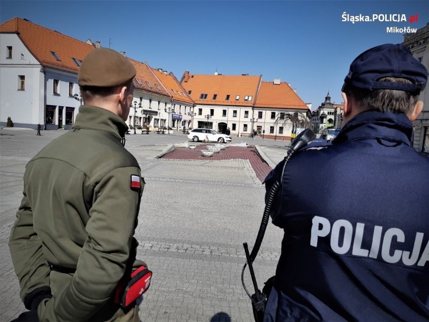 Żołnierze z policjantami na ulicach Mikołowa, Łazisk Górnych i Orzesza. Kary mogą wynieść do 30 tys. zł