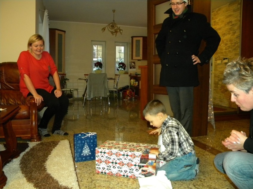 Powiat pucki. Kilkanaście dzieci otrzymało prezenty od wyjątkowych Mikołajów Dziennika Bałtyckiego